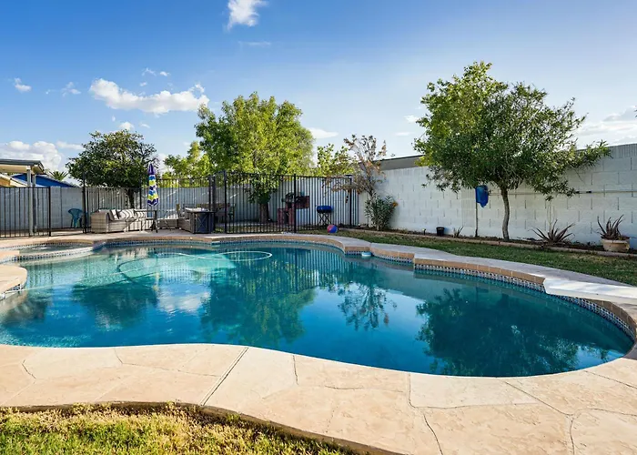 Oasis W/ Diving Pool By Spring Training, Dtwn Holiday home