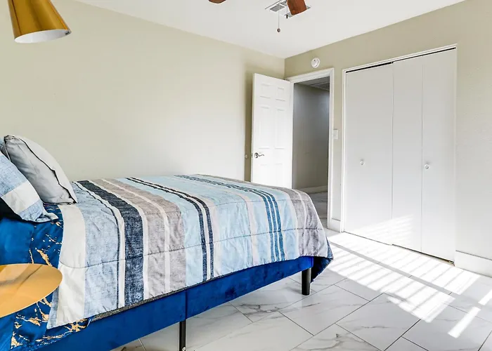 Oasis W/ Diving Pool By Spring Training, Dtwn Holiday home