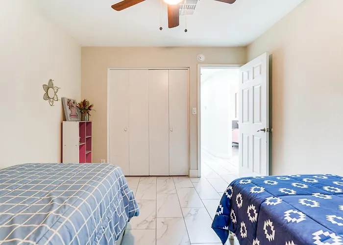 Oasis W/ Diving Pool By Spring Training, Dtwn Holiday home *
