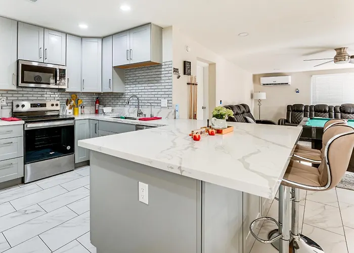 Oasis W/ Diving Pool By Spring Training, Dtwn Holiday home