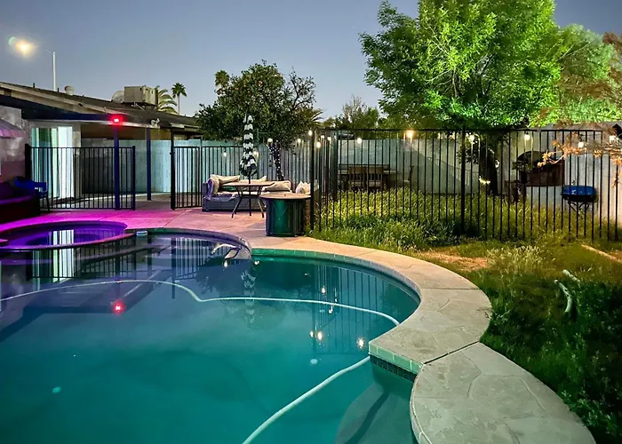 Oasis W/ Diving Pool By Spring Training, Dtwn Holiday home *