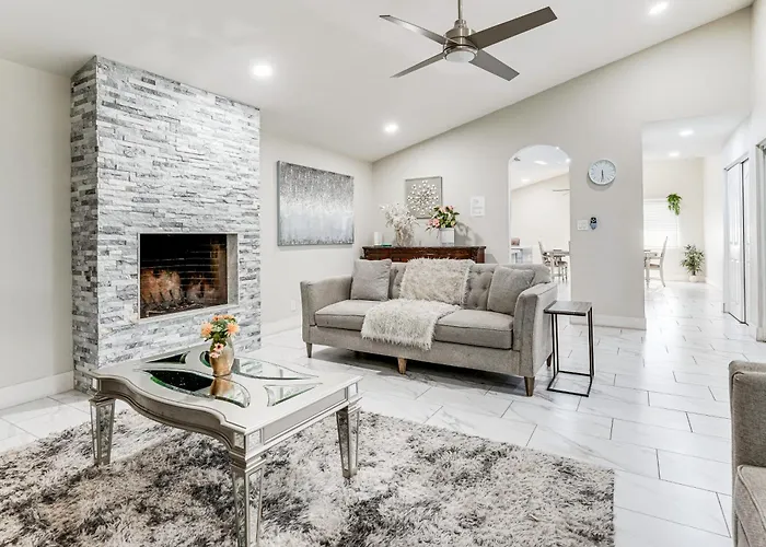 Oasis W/ Diving Pool By Spring Training, Dtwn Holiday home *