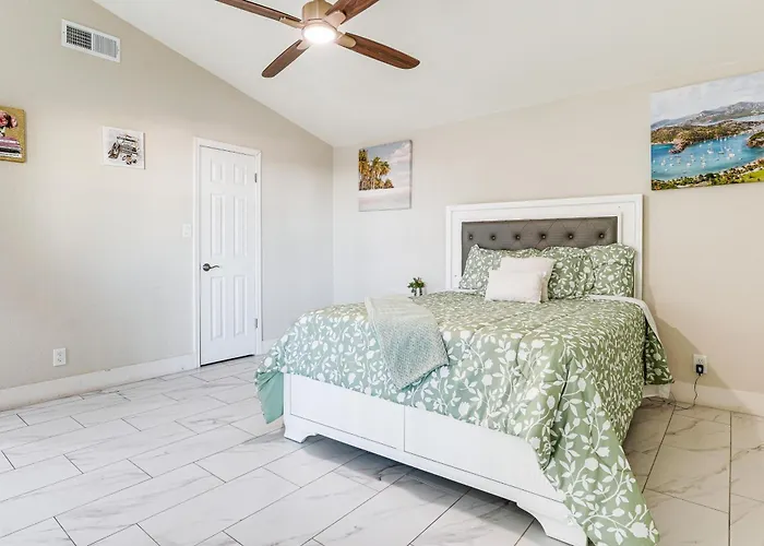 Oasis W/ Diving Pool By Spring Training, Dtwn Holiday home